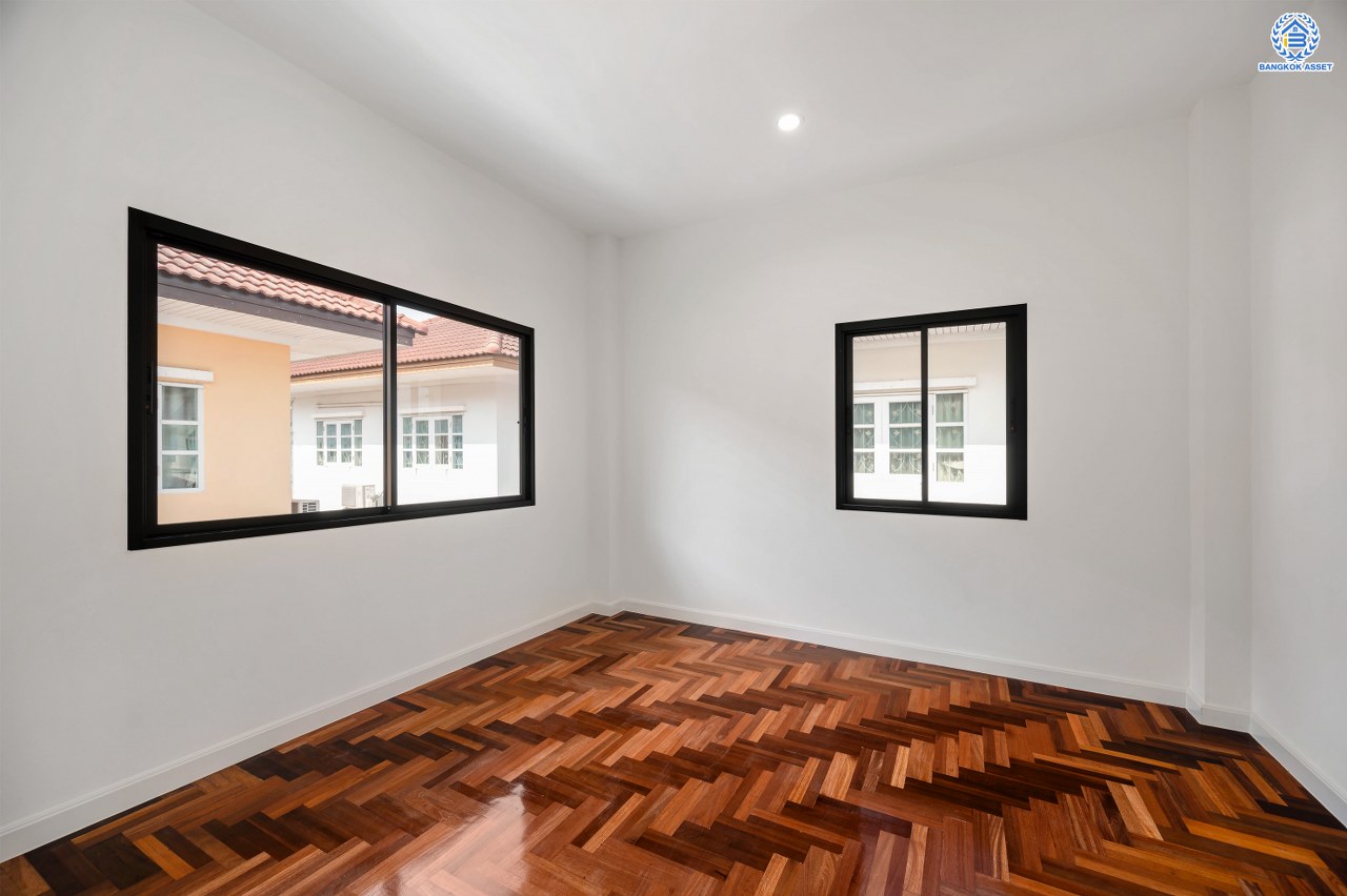 บ้านมือสองตกแต่งใหม่ โครงการ รติรมย์2 ราชพฤกษ์-กาญจนาภิเษก ซ.สวนผัก32 ส่วนกลางครบครัน พร้อมอยู่ เนื้อที่ 56 ตร.ว. ฟังก์ชัน 3 ห้องนอน 2 ห้องน้ำ 1 ห้องอเนกประสงค์ จอดรถได้ 2 คัน บนทำเลศักยภาพ เชื่อมต่อหลายเส้นทาง ใกล้ทางด่วน "ศรีรัช" และเซ็นทรัล เวสต์วิลล์...